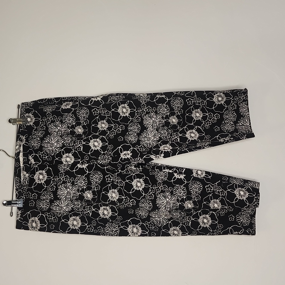 Kim size 10 black and white print Capris pants      E50